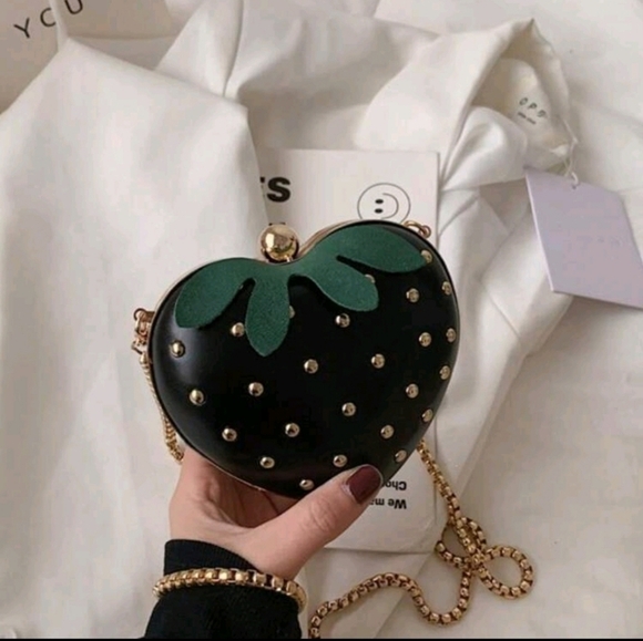 🔹️ Mini BLACK Heart Shaped novelty Bag, Strawberry Design Rivets Crossbody 🖤 - Picture 2 of 4